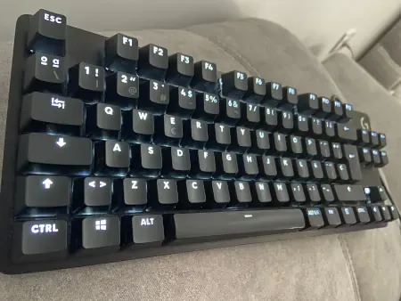 External keyboard disconnected from MacBook USB-C port showing connection issue